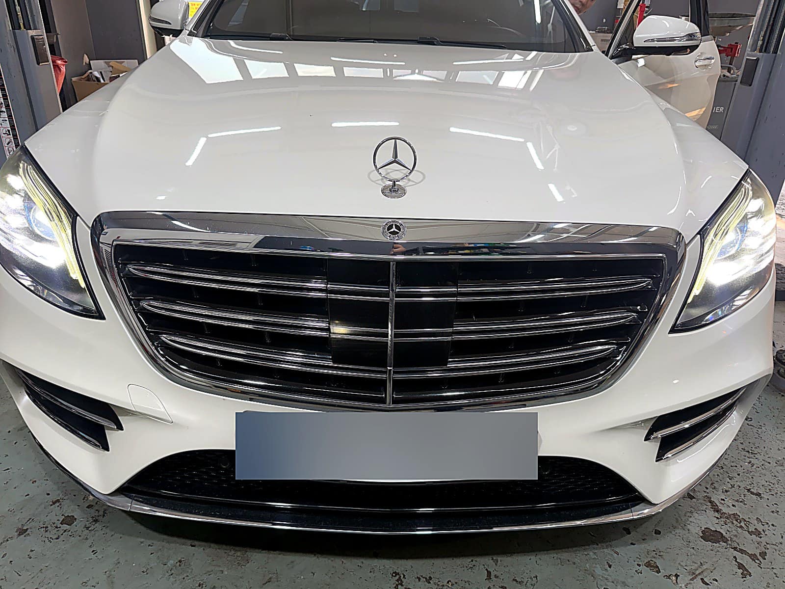 순천 H모터스에 앞 하체 정비로 입고된 흰색 벤츠 S클래스 W222 정면