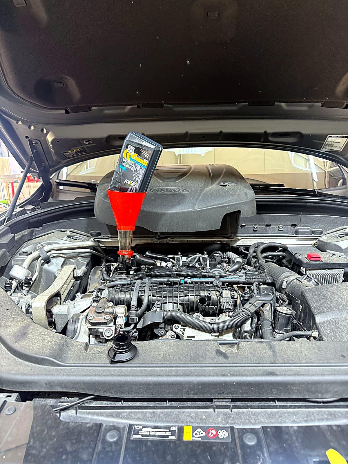 볼보 XC60 새 엔진오일 주입