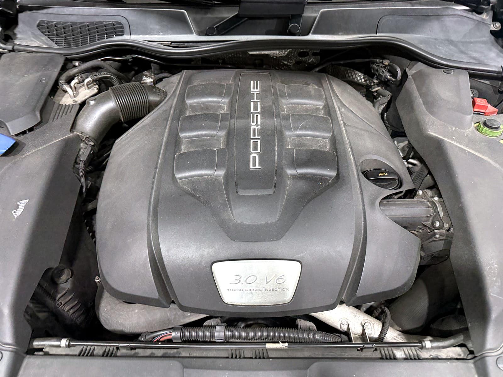 포르쉐 카이엔 3.0 V6 터보디젤 엔진 커버