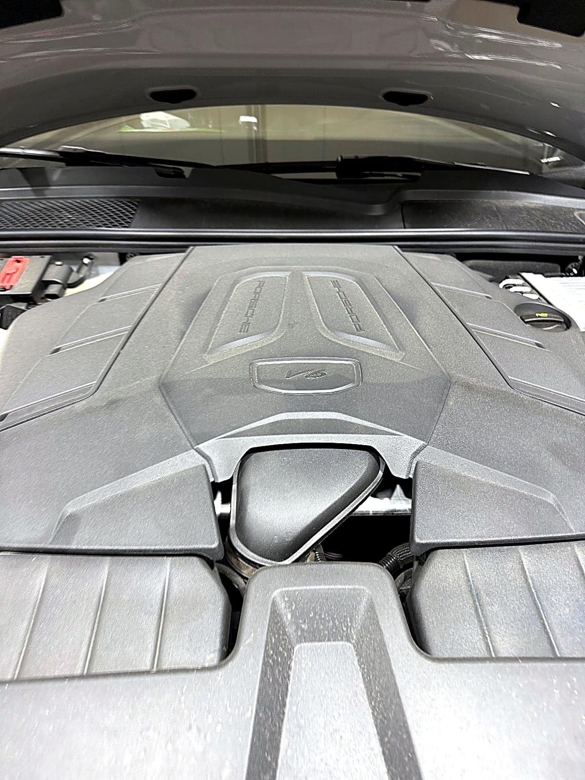 포르쉐 카이엔 3.0 E-Hybrid 엔진 커버